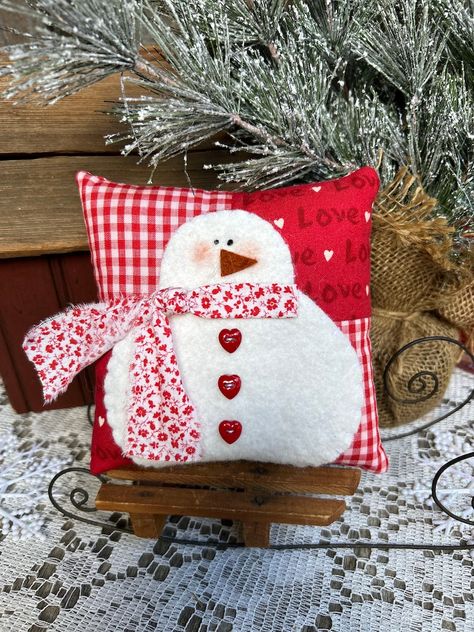 PDF SNOWMAN VALENTINE 247 Cyndy Fahey Designs Winter Mini Pillow Pattern Instructions - Etsy Christmas Pillows To Make Sewing, Felt Cushions Ideas, Christmas Pillow Sewing, Snowman Pillows To Make, Snowman Applique Patterns, Christmas Pillows Diy Sewing Projects, Christmas Quilt Projects, Snowman Valentine, Snowman Cushion