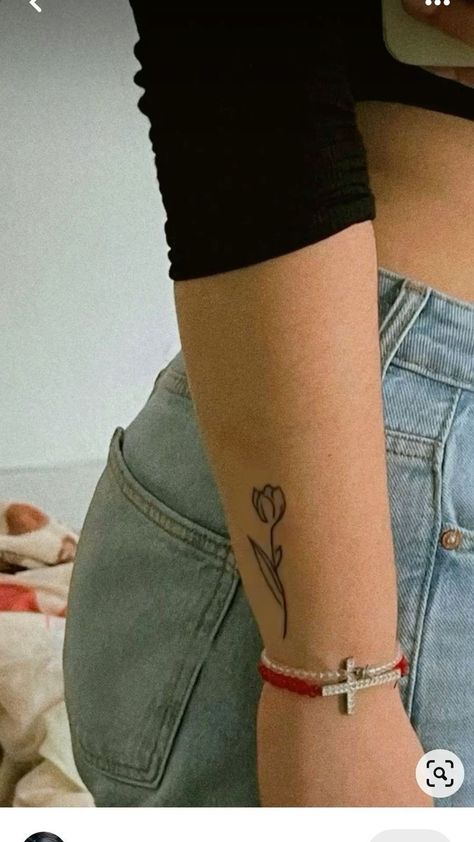 Simple Little Tattoos, Minimalist Tattoo Flower, Tattoo Ideas Female Simple, Aesthetic Tattoos For Women, Simple Armband Tattoo, Tattoos For Women Minimalist, Simple Cute Tattoos, Discover Tattoo, Small Hidden Tattoos