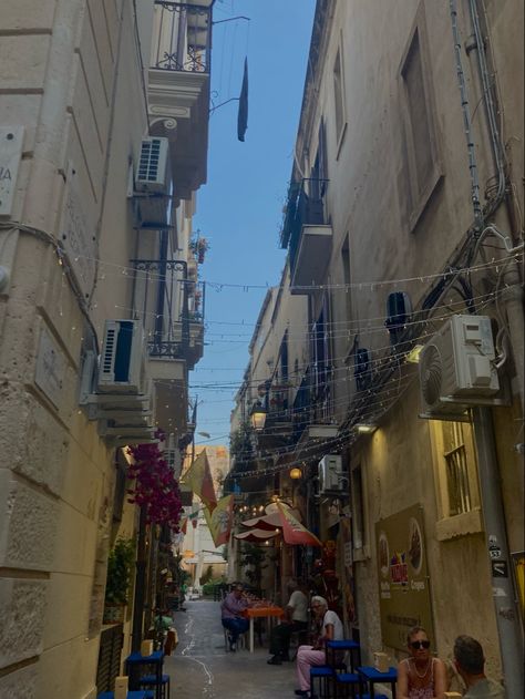 #syracuse #siracusa #italy #aesthetic John Core, Siracusa Italy, Syracuse Italy, Syracuse Sicily, Italy Aesthetic, Sicily, Times Square, Places To Visit, Street View