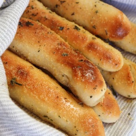 Easy Sourdough Breadsticks - Sarah Jean Melito Blog Sourdough Bread Sticks Recipe, Sourdough Discard Bread Sticks, Discard Breadsticks, Sourdough Bread Sticks, Sourdough Discard Breadsticks, Sourdough Breadsticks, Sourdough Ideas, Breadsticks Easy, Cheese Sticks Recipe