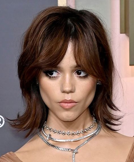 Jenna Ortega With Short Hair, Women With Strong Jawlines, Jawline Length Hair, Jenna Ortega Haircut, Bob With Curtain Bangs, Bangs With Medium Hair, Hair Inspiration Short, Long Hair With Bangs, Hair Color And Cut