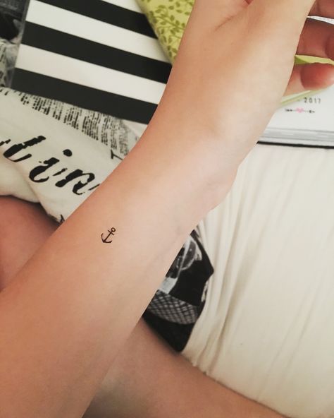 Small anchor tattoo on wrist ❤️ Tiny Anchor Tattoo Wrist, Womens Anchor Tattoo, Anchor Wrist Tattoo, Small Anchor Tattoos For Women Simple, Tiny Anchor Tattoos For Women, Cute Anchor Tattoos, Ancore Tattoo, Anchor Small Tattoo, Fine Line Anchor Tattoo