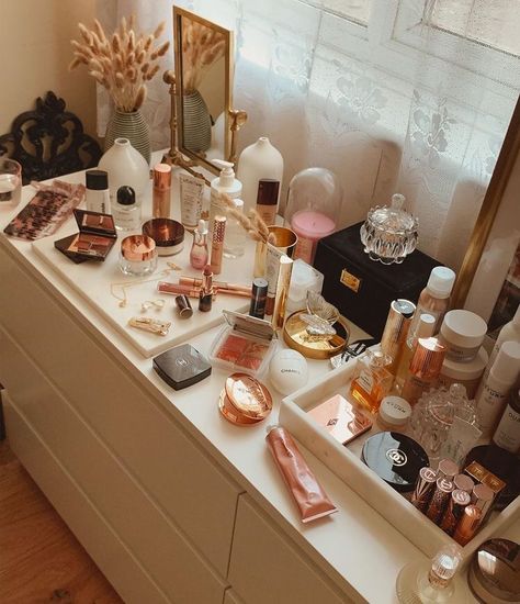 Makeup Vanity Aesthetic, Vanity Aesthetic, Holographic Wallpapers, Perfume Display, Apartment Goals, Uni Room, Vanity Room, Dressing Area, Skincare Organization