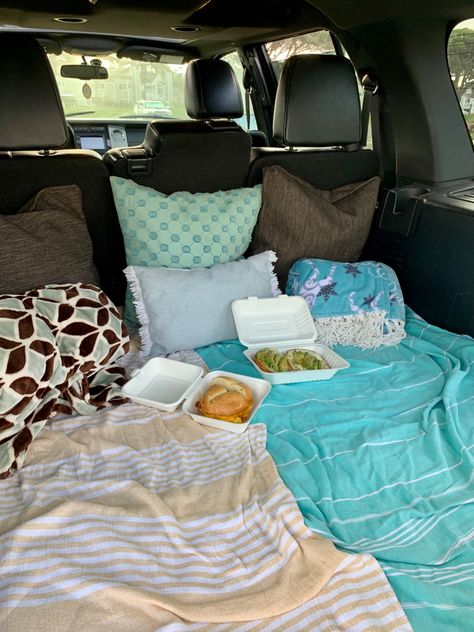 morning breakfast bagels and picnic in the back of the trunk of the car Picnic Bagels, Car Blanket Aesthetic, Road Trip Backseat Setup, Car Backseat Aesthetic Night, Inside Car Backseat, Car Aesthetic Morning, Cute Car Backseat, Road Trip Back Seat Set Up, Backseat Car Aesthetic