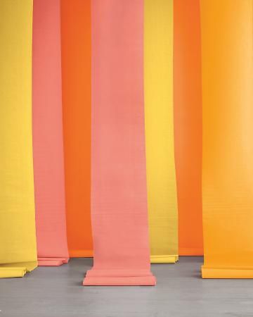 cheap and easy way to dress up a wall. could be a nice accent on one wall of ceremony or reception? in greens or purples. Crepe Paper Backdrop, Cheap Backdrop, Diy Fotokabine, Streamer Backdrop, Striped Wedding, Diy Photo Booth, Paper Backdrop, Foto Tips, Backdrop Ideas