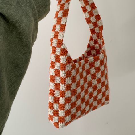 Handmade orange crochet checkered bag Crazy Daisy Crochet Bag, Orange Crochet, Crochet Shoulder Bags, Mode Crochet, Knitting For Beginners Blanket, Crochet Business, Diy Vetement, Start Knitting, Crochet Fashion Patterns