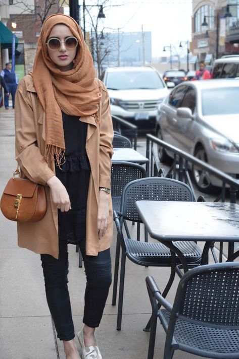 Hijabi Airport Look, Hijab Modern Style, Outfits With Trousers, Classic Casual Outfits, Mountain Dress, Street Hijab, Travel Attire, Abaya Outfit, Modest Casual Outfits