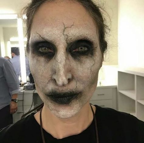 Valak Nun on Instagram: "@bonnieaarons1 behind the scenes 🎥#TheConjuring2 ⠀ ⠀ Make-up: @eleanormakeup 💄 ⠀ ⠀ #bonnieaarons #thenun #valak #behindthescenes #horror #scary #makeup #sfx #sfxmakeup #theconjuring #conjuring" Haunted House Makeup, Nun Halloween Costume, Nun Halloween, Halloween Gesicht, Monster Makeup, Horror Make-up, Creepy Halloween Makeup, Day Makeup Looks, Halloween Makeup Diy