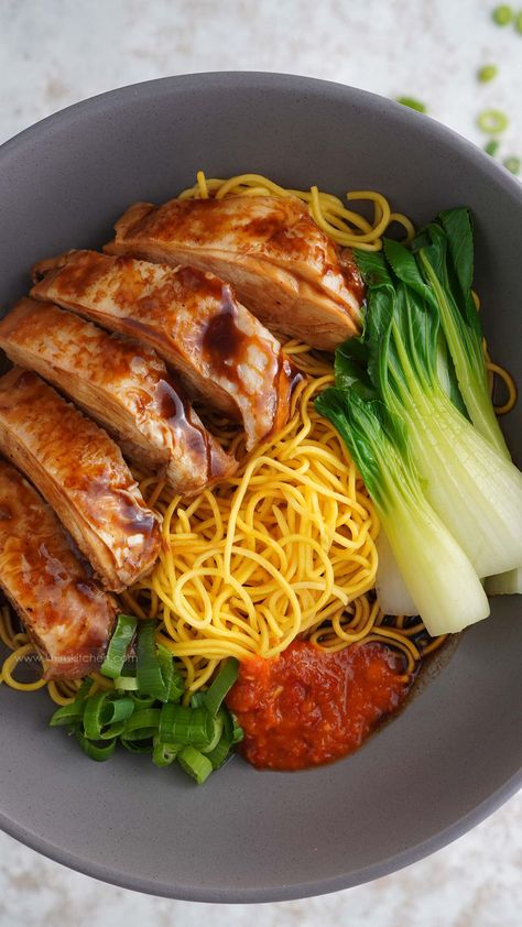 Chinese Noodles Recipes, Duck Noodles, Homemade Soy Sauce, Chicken Noodles Recipe, Chinese Chicken Dishes, Spicy Chicken Pasta, Chinese Noodle Recipes, Mains Recipes, Noodles With Chicken