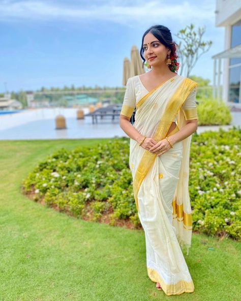 Onam Saree Styling, Prarthana Indrajith, Set Saree Kerala Onam, Colour Saree For Onam, Kerala Half Saree Designs, Saree For Onam Celebration, Kerala Half Saree, Ahaana Krishna Onam Saree, Kerala Saree Blouse