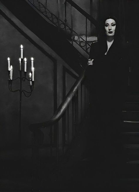 Addams Family 1991, Morticia And Gomez Addams, Gomez And Morticia, Anjelica Huston, Morticia Addams, Adams Family, The Addams Family, Halloween Wallpaper Iphone, Gothic Beauty