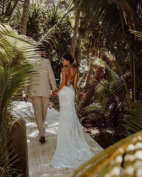 Marianna Meehan in the Robin Gown and Cape by Ines Di Santo at her destination wedding in Mexico. Aesthetic minimal silk slip wedding dress. Simple Mermaid Wedding Dress, Slip Wedding Dress, Tulle Cape, Satin Bridal Gowns, Perfect Wedding Dress, Real Brides, Wedding Looks, Mermaid Wedding, Sea Foam