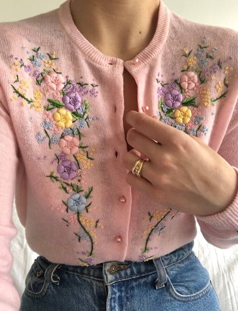 Vintage Cardigan Outfit, Floral Cardigan Outfit, Floral Print Sweater, Online Vintage Stores, Outfit Retro, Chose Outfit, Vintage Instagram, Personal Style Inspiration, Embroidered Cardigan