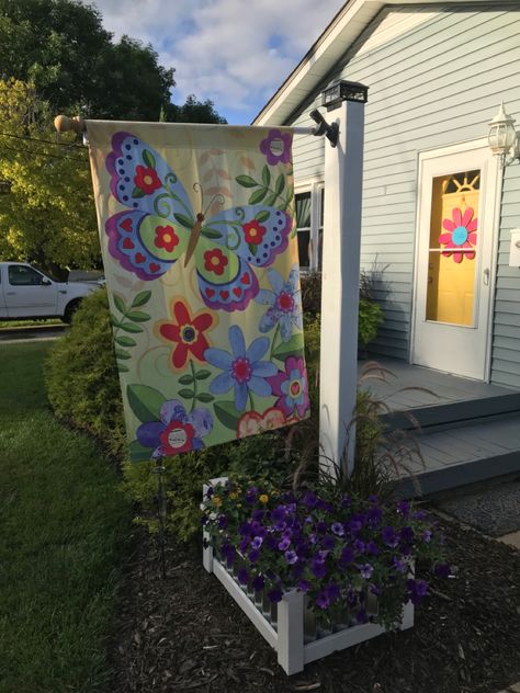 Front Porch Flag Ideas, Flag Pole Planter, Porch Flag Ideas, Yard Flag Pole Ideas, Garden Flags Ideas Front Porches, Flag Pole Ideas Diy, Flag Pole Landscaping, Front Porch Flag, Yard Structures