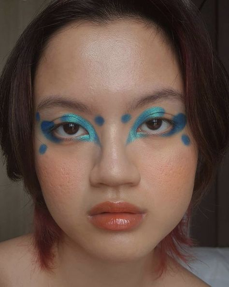 ig @ carorolee (carolyn) Eyeshadow Only Look, Fun Make Up Looks Eyeshadows, Makeup Colorful Creative, Color Analysis Tools Msfrizzleart, Artist Makeup Looks, Retro Futurism Makeup, Aliencore Makeup, Fun Eyeliner For Hooded Eyes, Lunar New Year Makeup Look