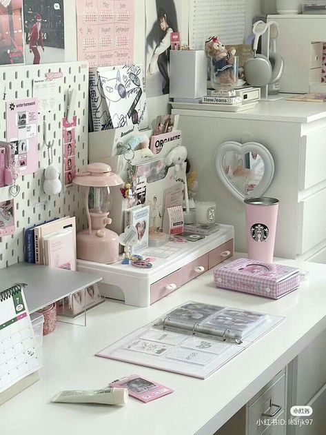 Cute Aesthetic Room, Kpop Sanrio, Aesthetic Desk Decor, Wall Decor Inspiration, Sanrio Aesthetic, Stationery Desk, Desk Tour, Feminine Home Offices, Study Desk Decor