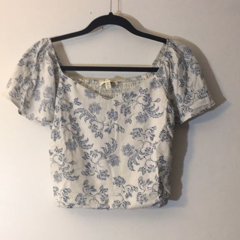 Vintage Style Floral Pattern Crop Top Never Worn Perfect Condition Pattern Top Outfit, Thrift Bundle, Floral Top Outfit, Thrift Wishlist, Vintage Floral Shirt, Pattern Crop Top, Floral Shirts, Modest Tops, Patterned Crop Top