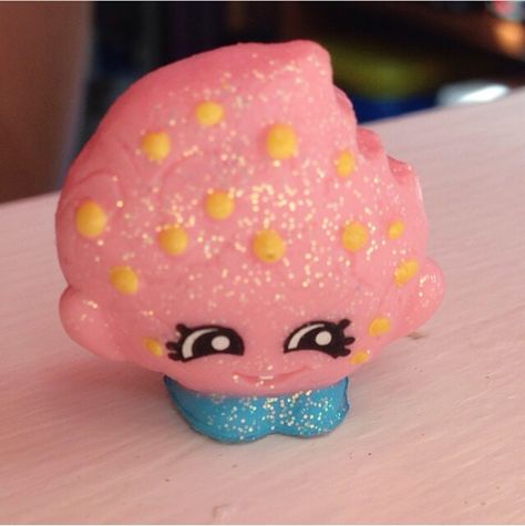 Kooky Cookie the cookie Shopkinz, 1-039. Ultra Rare. Also comes in yellow, 1-046. Glitter Shopkinz Vanessa Core, Kids Pamper Party, Shopkins Season 1, Shopkins Doll, Shopkins Toys, Shopkins Party, Baby Fruit, Barbie Doll Set, Nostalgic Pictures