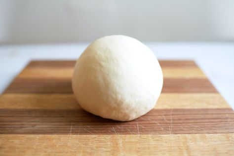 If you have leftover pizza dough, or simply want to save some time and work next time you’re baking pizza, you need to know how to store pizza dough. Magic Dough, Calories Pizza, Low Calorie Pizza, Making Pizza Dough, Healthy Flour, Leftover Dough, Pizza Base, Leftover Pizza, Pane Casereccio