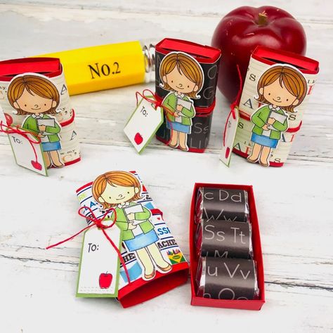 These teacher themed boxed chocolates make a fun gift for your teaching staff or your favorite teacher. The box holds 3 Hershey Nuggets wrapped in themed paper. Great stocking stuffer idea! A Picket Fence Life #teacher #teachergift Nugget Candy, Hershey Nugget, Personalised Scrapbook, Travel Album, Calendar Gifts, School Teacher Gifts, Crafty Gifts, Favorite Teacher, Picket Fence