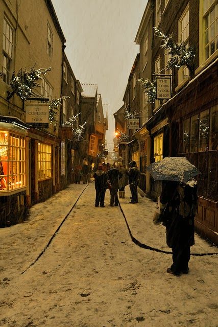 Décor de Provence Shambles York, Christmas In New York Aesthetic, Medieval Street, 2010 Christmas, Photos Snow, The Shambles, England Aesthetic, York Uk, Cozy Interior Design