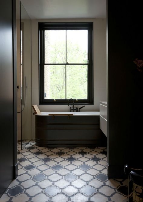 industrial chic glamorous bathroom design Shower Plumbing Fixtures, Moroccan Floor Tiles, Black Tub, Mad About The House, Main Bathroom, Gio Ponti, Contemporary Interior Design, Floor Patterns, Carpet Flooring