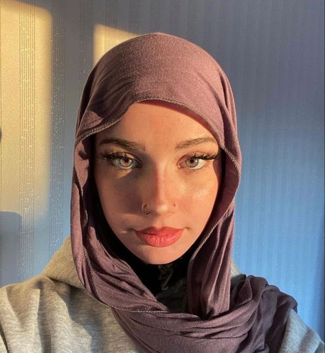 Modest Workout Clothes, Double Nose Piercing, Hijab Makeup, Goth Hair, Street Hijab Fashion, Modest Fashion Hijab, Muslim Outfits Casual, Hijab Aesthetic, Head Scarf Styles