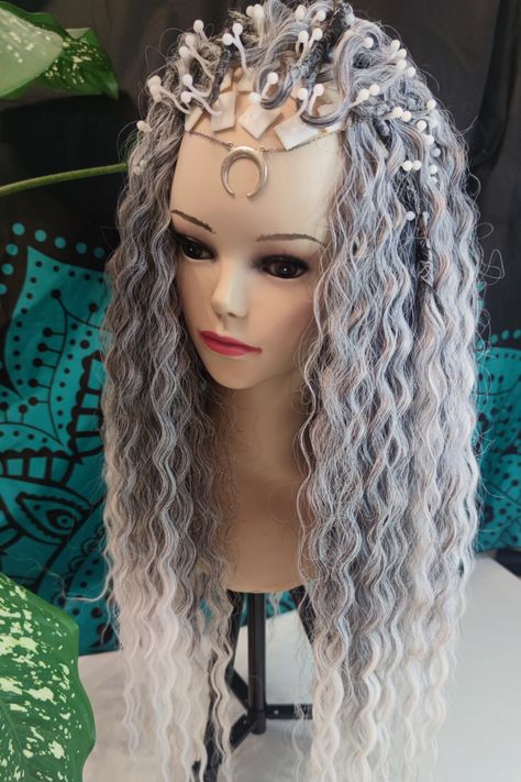 This full set of 60 double-ended curly dreads weighs just 300 grams, making it perfect for a magnificent and fashionable hairstyle. With a length of 55 cm (21.5 inches), this set exudes feminine and stylish vibes. Colorful Dreadlocks, Ombre Wavy Hair, Curly Dreadlocks, Curly Dreads, Hair Dreads, Dreads Extensions, Soft Ombre, Dread Extensions, Locs Hairstyles