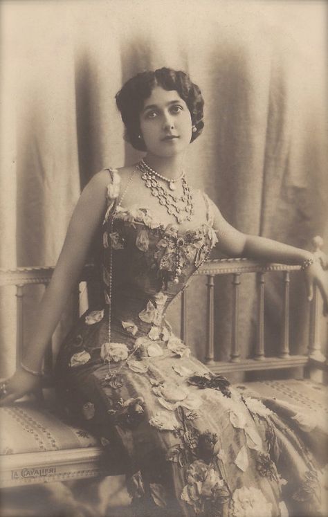 New post on fawnvelveteen Lina Cavalieri, 1910s Fashion, Gibson Girl, Roaring Twenties, French Women, Dinner Dress, Edwardian Fashion, Vintage Portraits, Photo Postcards