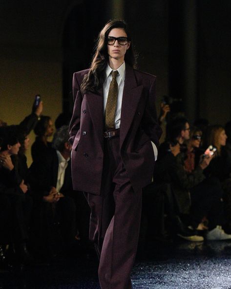 Saint Laurent S/S 2025 Ysl Outfits Women, Ysl Runway, Saint Laurent Fashion Show, Ysl Fashion, Saint Laurent Fashion, Goddess Women, High Fashion Men, Androgynous Style, Burgundy Suit