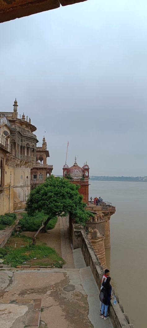 Banaras Photoshoot, Banaras Photography, Banaras Aesthetic, Fort Aesthetic, Indian Places, Travel Picture Ideas, Aesthetic Photoshoot, Couples Poses, Indian Aesthetic