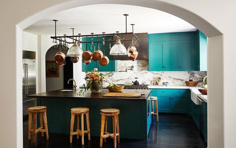 Kendall Jenner's Warm Los Angeles Home with a Teal Kitchen - The Nordroom Kendall Jenner Home, Kendall Jenner House, Celebrity Kitchens, Jenner House, Teal Kitchen, Green Cabinets, Los Angeles Homes, Kitchen Trends, Green Kitchen