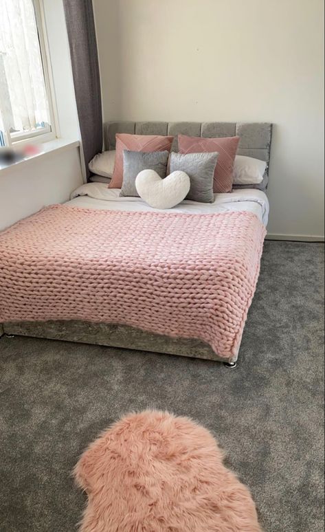 Bedroom Ideas Aesthetic Pink And Grey, Modern Bedroom Design Pink And Grey, Pink White And Grey Bed, Pink Grey Room Decor, Pink Brown Grey White Bedroom, Blush Pink And White Bedding, Grey Pink Room Bedrooms, Grey And Light Pink Bedroom Ideas, Pink And Light Grey Bedroom