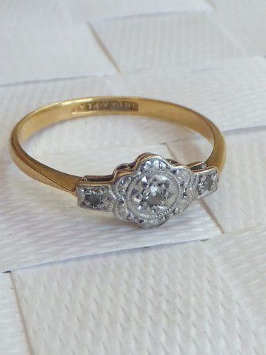 Victorian engagement ring in gold and platinum Everyday Diamond Ring, Victorian Rings Vintage, Vintage Antique Engagement Rings, Victorian Engagement Ring, Antique Ring Settings, Victorian Diamond Ring, Victorian Engagement Rings, Antique Engagement Rings Vintage, Traditional Engagement Rings