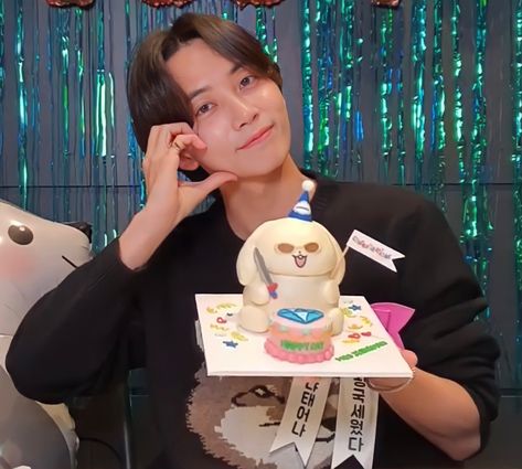 Jeonghan Birthday Cake, Jeonghan Birthday, Svt Jeonghan, Jeonghan Icon, Yoon Jeonghan, Bunny Cake, Birthday Candles, Seventeen, Birthday Cake