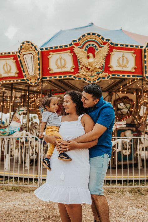 Amusement Park Family Photoshoot, Carnival Family Photoshoot, Carnival Core, Carnival Shoot, Carnival Photoshoot, Carnival Photo Shoots, Fair Pics, Fair Photoshoot, Carnival Aesthetic