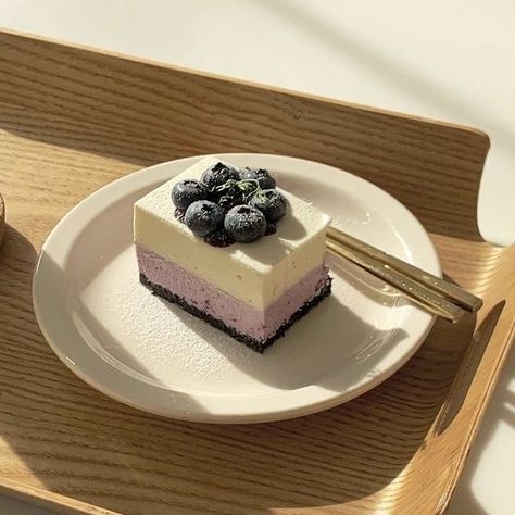 #cake #cakes #aesthetic #instagram #blueberry #blueberrycake #dessert Blueberry Desserts, A Piece Of Cake, Blueberry Cake, Think Food, Piece Of Cake, Cute Desserts, Sweet Cakes, Cafe Food, Healthy Dessert