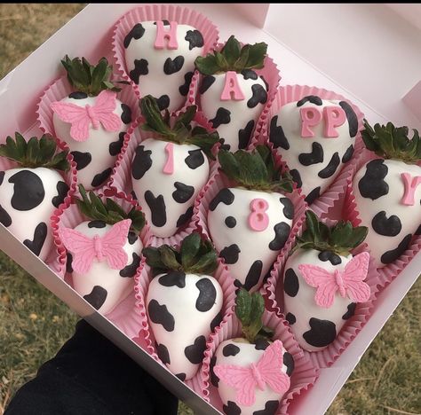 Cow Birthday Dessert, Cowgirl Strawberries, Cowgirl Party Treats, Cow Print Chocolate Covered Strawberries, Cowgirl Desserts, Cow Print Desserts, Cow Print Strawberries, Cow Strawberries, Cowgirl Cookies