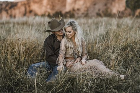 Wedding Photography Lenses, Western Engagement Photos, Western Family, Country Couple Pictures, Country Engagement Pictures, Room Country, Wedding Fotos, Country Family, Western Engagement