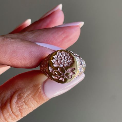 Floral fantasy - 9k Peony Ring with Pink Iridescent Ceramic Plating, hand-engraved by Castro Smith   #castrosmith #futureheirlooms #augustla Peony Ring, Castro Smith, Iridescent Ceramic, Pink Iridescent, Hand Engraving, Gold Jewellery, Peonies, Gold Jewelry, Plating