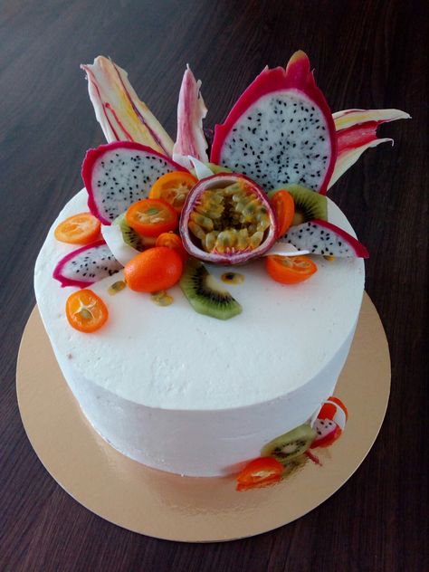 Tropical Fruit Birthday Cake, Dragon Fruit Cake Decoration, Tropical Fruit Cake, Fruit Birthday Cake, Fruit Cake Design, Lily Cake, Fruit Birthday, Adult Birthday Cakes, Cake Designs Birthday