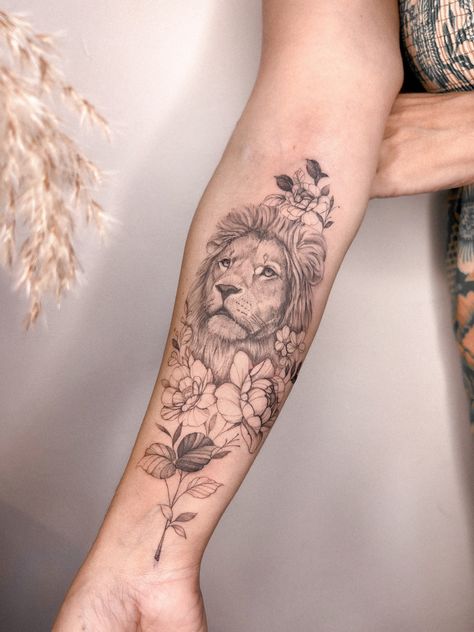 Lion With Poppy Tattoo, Lion And Poppy Tattoo, Feminine Lion Tattoo For Women Arm, Fineline Lion Tattoo, Floral Lion Tattoo For Women, Tattoo Ideas Female Half Sleeve, Half Arm Sleeve Tattoo For Women, Lion Tattoo With Flowers, Feminine Lion Tattoo