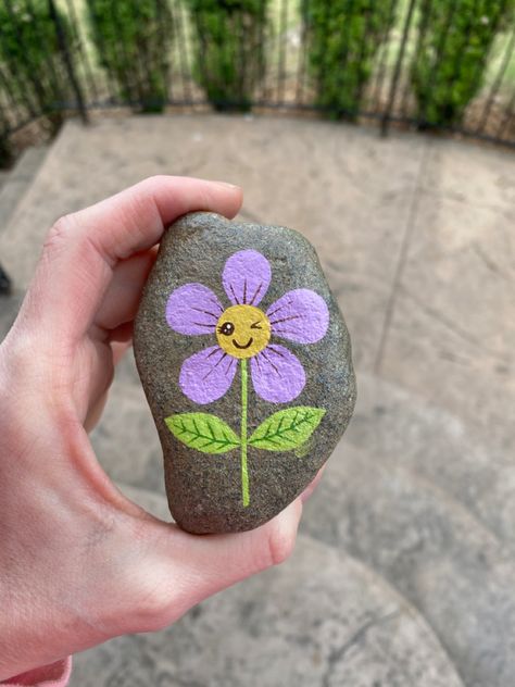 Painted Rocks Flowers, Patio Ideas Stone, Exterior House Stone, Flower Painted Rocks, Stone Patio Ideas, Paint Stone, Rock Painting Flowers, Bracelets Stone, Painted Seashells