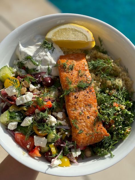 Greek Salad With Salmon, Salmon Tzatziki, Greek Salad Bowl, Greek Salmon, Salad With Salmon, Fluffy Quinoa, Salmon Bowl, Eat A Lot, Salmon Dinner