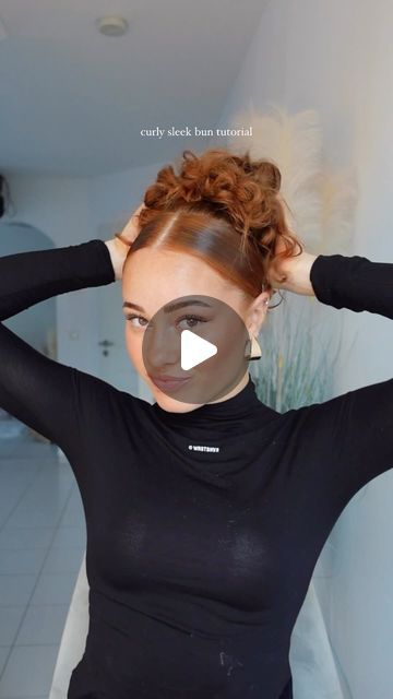 Y2k Space Buns Tutorial, Curly Sleek Bun, Sleek Bun Curly Hair, Sleek Dutt, Bun Hairstyles Curly Hair, Curly Hair Bun Tutorial, Prom Hair Braids, Hair Styles Slick Back, Slick Back Bun Tutorial