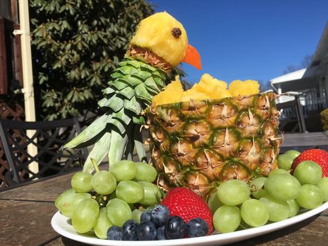 Jungle Animal Fruit Tray, Parrot Food Ideas, Safari Fruit Display, Safari Fruit Tray, Monkey Fruit Platter, Safari Veggie Platter, Festive Fruit Platter, Parrot Fruit Platter, Fruit Hampers