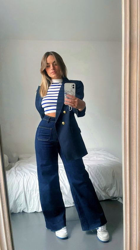 Outfit Ideas With Dark Blue Jeans, Deep Blue Jeans Outfit, Dark Blue Jeans Outfit Aesthetic, Dark Blue Jeans Outfit Women, Blue Jeans Outfit Fall, Dark Blue Denim Jeans Outfit, Outfit Jean Bleu, Dark Denim Outfit, Dark Blue Jeans Outfit