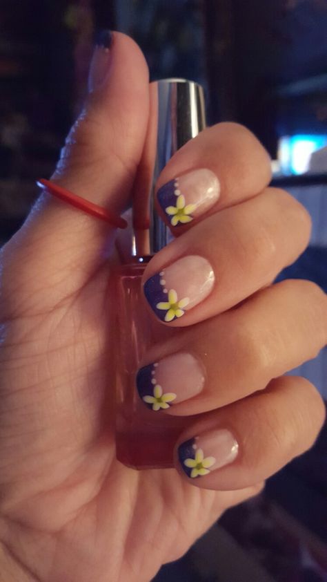 White Nails With Yellow Flower, Light Blue Nails With Flower On Ring Finger, Yellow White Daisy Nails, Blue Nails With Yellow Flowers, Yellow And Blue Nails, Blue And Yellow Nails, White Nail Blue Flower, Short French Nails, Blue And White Nails