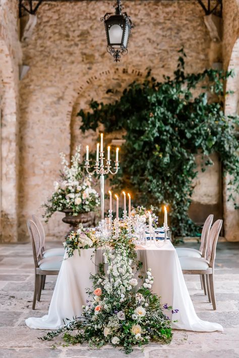 Old Romantic Wedding, Luxury Wedding Table Settings, Provence Wedding Decor, Castle Wedding Decorations, Old World Wedding Decor, Mediterranean Wedding Decor, European Wedding Aesthetic, French Garden Wedding, European Inspired Wedding