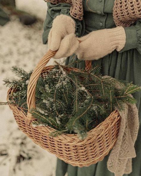 Homestead Aesthetic, Romanticizing Winter, Cottage Core Christmas, Feminine Winter, Snowy Escape, Victorian Winter, Cottagecore Winter, Winter Cottagecore, Cottagecore Christmas